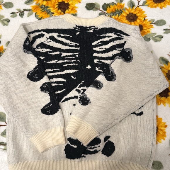 Skeleton Sweater size Medium - Picture 2 of 5
